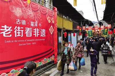 今年会市,瞿溪老街设了"非遗文化一条街"项目,吸引了众多游客.