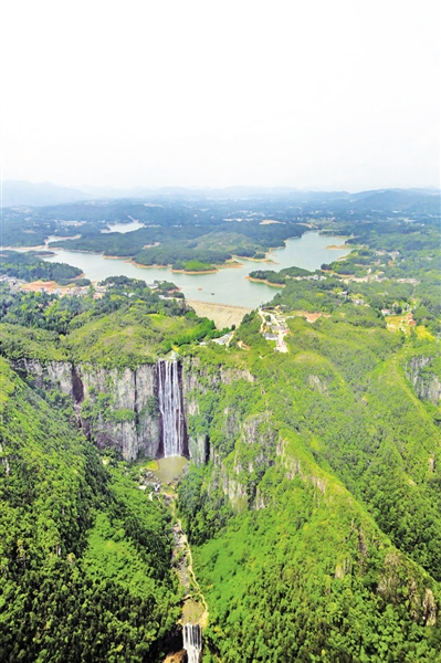 空中鸟瞰天顶湖和百丈漈景区.