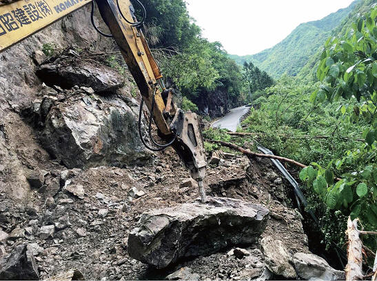 连日降雨我市多地山体塌方公路受阻