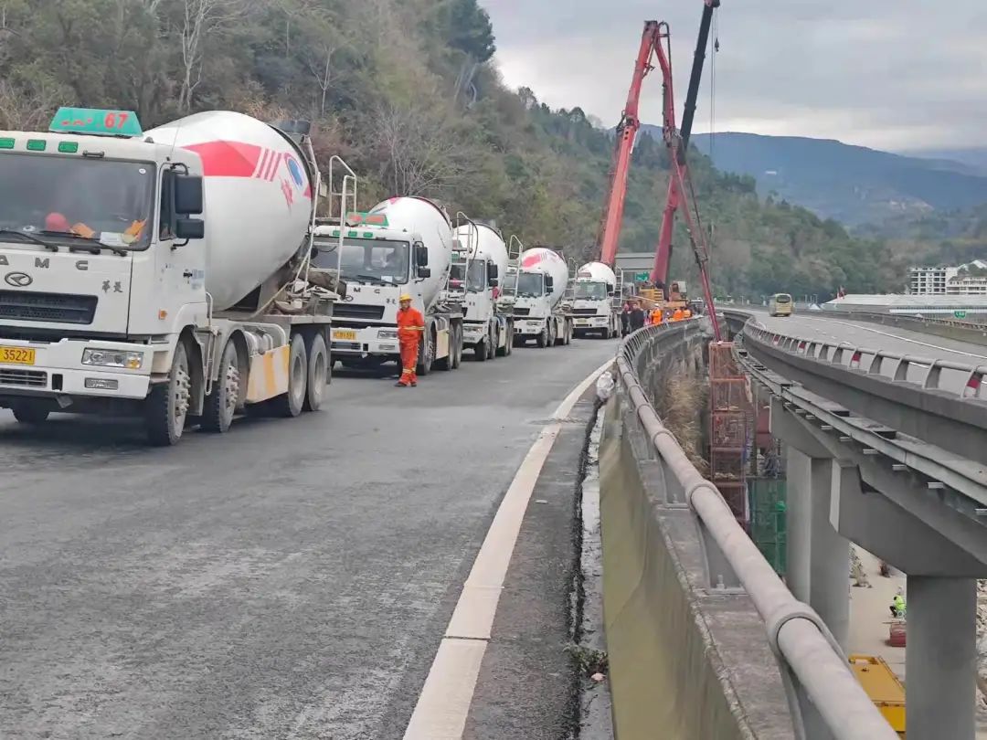 高速路基塌陷，温州交通执法二大队速督促抢修