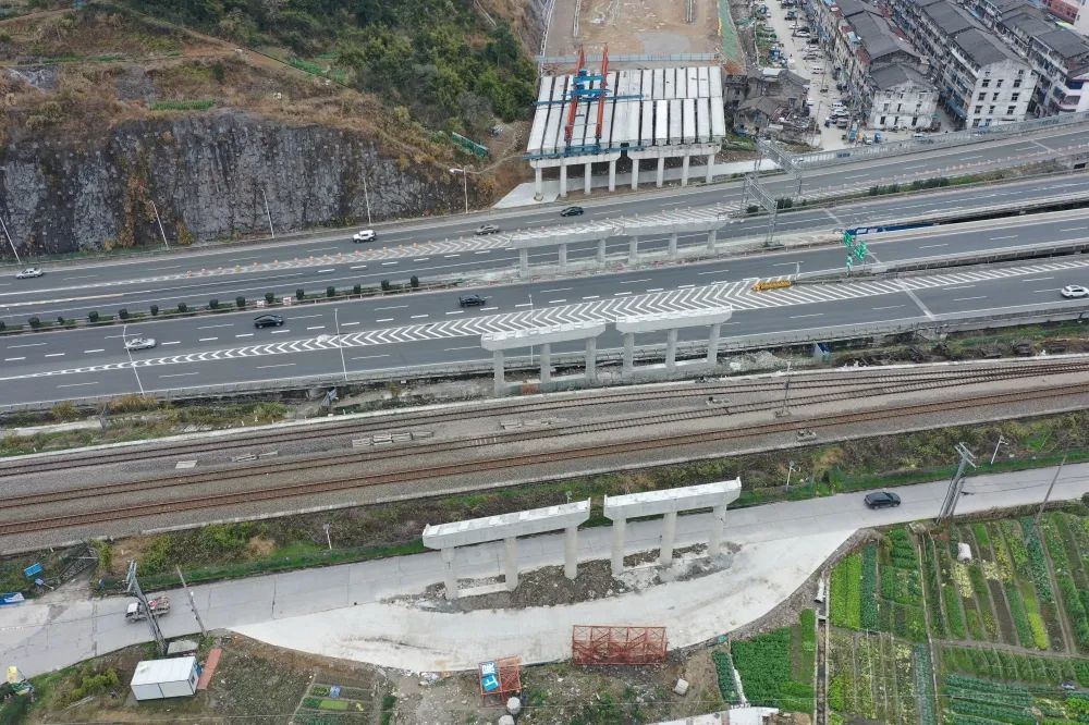 104国道（鹿城段）上跨金丽温、绕西南高速丽水方向箱梁完成架设