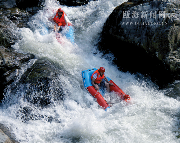 图为惊心动魄的泽雅漂流.王赛珍/摄