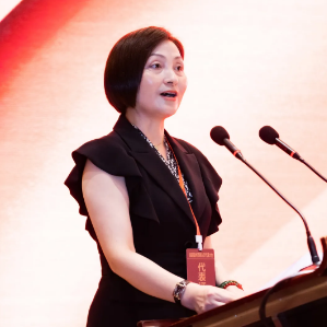 王丽峰代表民进温州市第七届委员会向大会作题为《凝心聚力谋发展