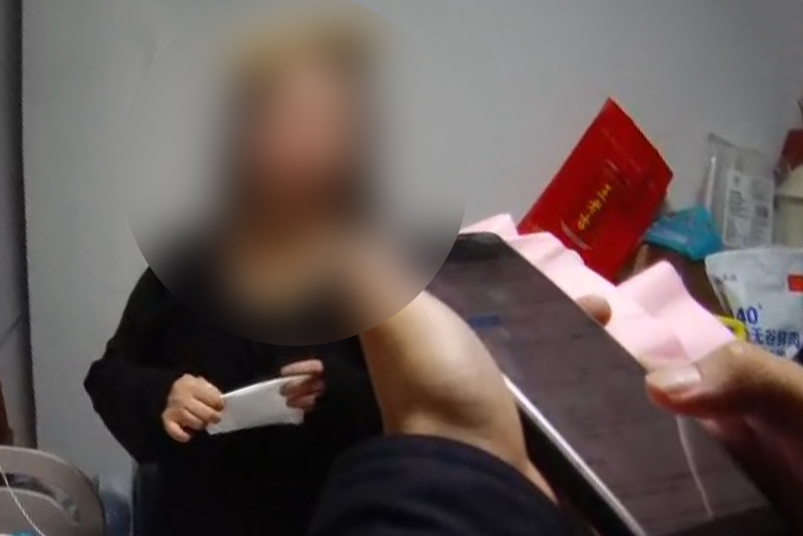 ���գ�����һŮ�Ӳ���ȫ������ת�� �����족