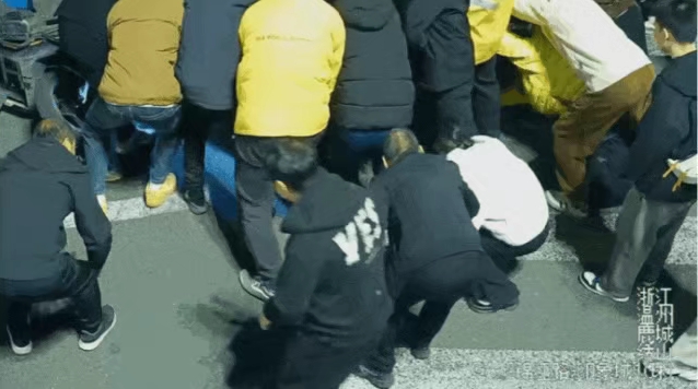 40�룡��Ը�Ů��ҡ����20���ˣ�̧��һ����......