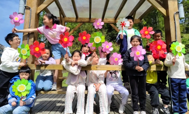 ���硰���硱�ظ��� ־Ըͬ�����ҹ����� �ĳ�������СС�����ǡ���Ŀ�����ͯ�ɳ���ͼ��