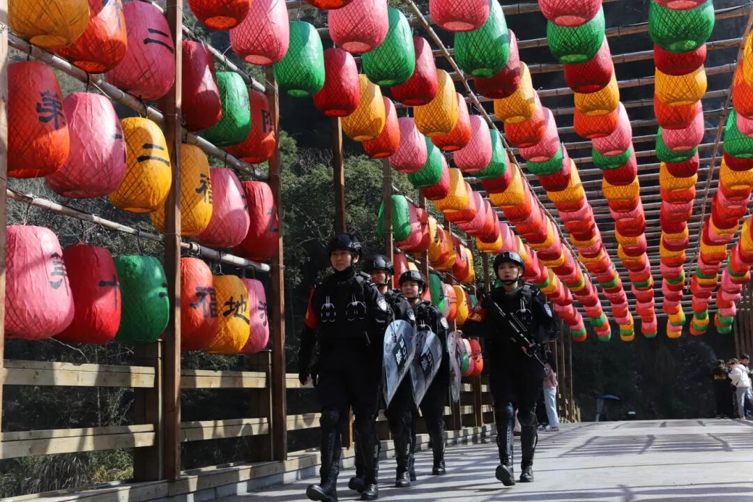 ʮ���ľ����ڰ�ֽ ���ĵ���ů�ڽ�ͷ