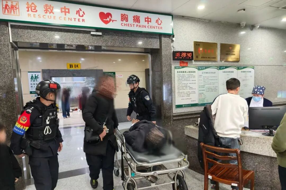 �ؾ�Ѳ��;�У�ͻȻ���쾯�ѡ����𾯵ơ���