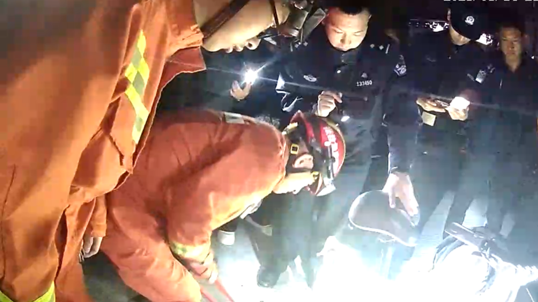 ��ҹ�����ݽ�ͷ����һ�����ֻ��ƹ⡭��